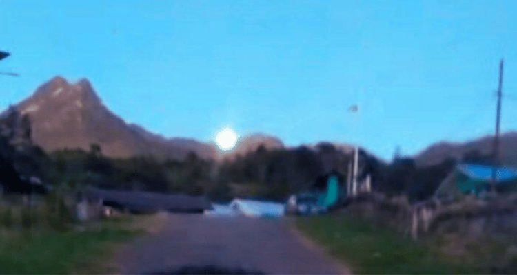 Bulan Tenggelam dan Matahari Terbit Bulan Tenggelam dan Matahari Terbit