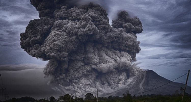 Kisah Gunung Ile Lewotolok yang Tiada Hentinya Erupsi
