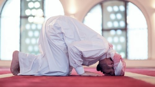 10 Keutamaan melaksanakan Sholat 5 Waktu & Dosa Bagi Meninggalkan Sholat