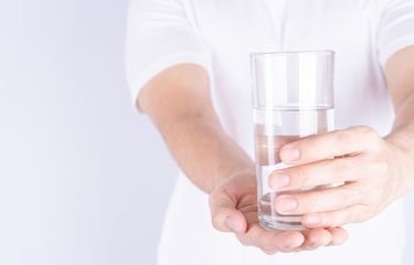 Viral Larangan Minum Sehabis Makan, Dokter Raissa E Djuanda: Justru Bikin Lancar Pencernaan