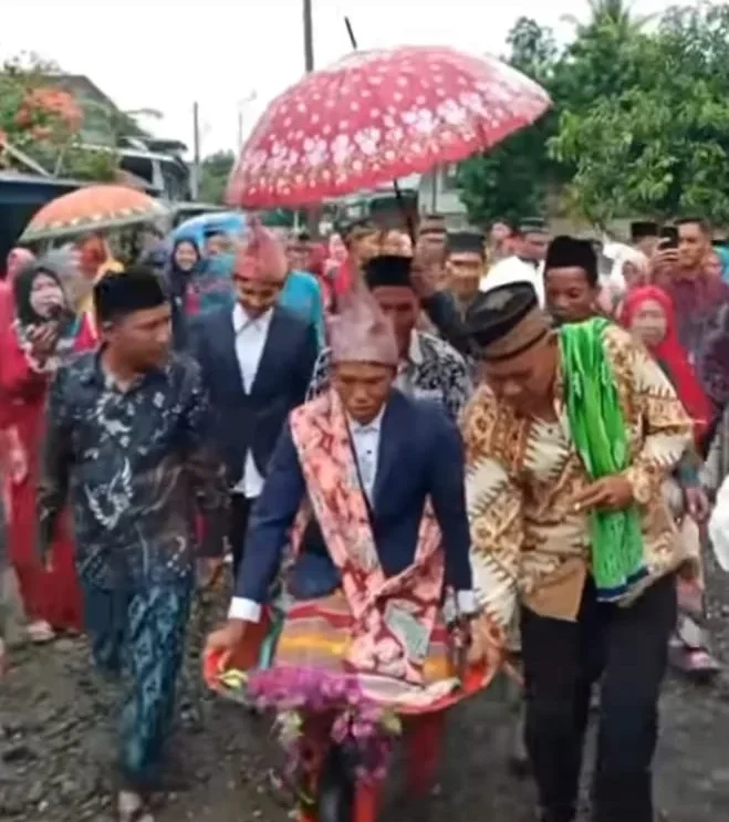 Tradisi Unik di Desa Ulak Lebar, Pengantin Diarak dengan Gerobak Angkong