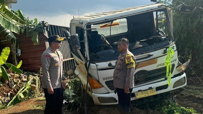 Fakta Truk Kontainer Jatuh dari Tol Cibitung-Cilincing