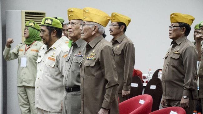 Berikut 5 contoh ucapan Hari Veteran Nasional lainnya: 1. "Terima kasih atas segala pengorbanan dan perjuangan para veteran. Semangatmu terus hidup dalam hati kami. Selamat Hari Veteran Nasional!" 2. "Hari ini kita mengenang jasa para pejuang yang telah mengorbankan segalanya demi tanah air. Selamat Hari Veteran Nasional!" 3. "Perjuanganmu adalah dasar kebebasan yang kita nikmati hari ini. Terima kasih, para veteran! Selamat Hari Veteran Nasional!" 4. "Tanpa perjuanganmu, kami tidak akan merasakan kemerdekaan seperti sekarang. Hormat kami untuk para veteran. Dirgahayu Hari Veteran Nasional!" 5. "Selamat Hari Veteran Nasional! Semoga semangat juangmu terus menginspirasi kita semua untuk menjaga persatuan dan kesatuan bangsa."