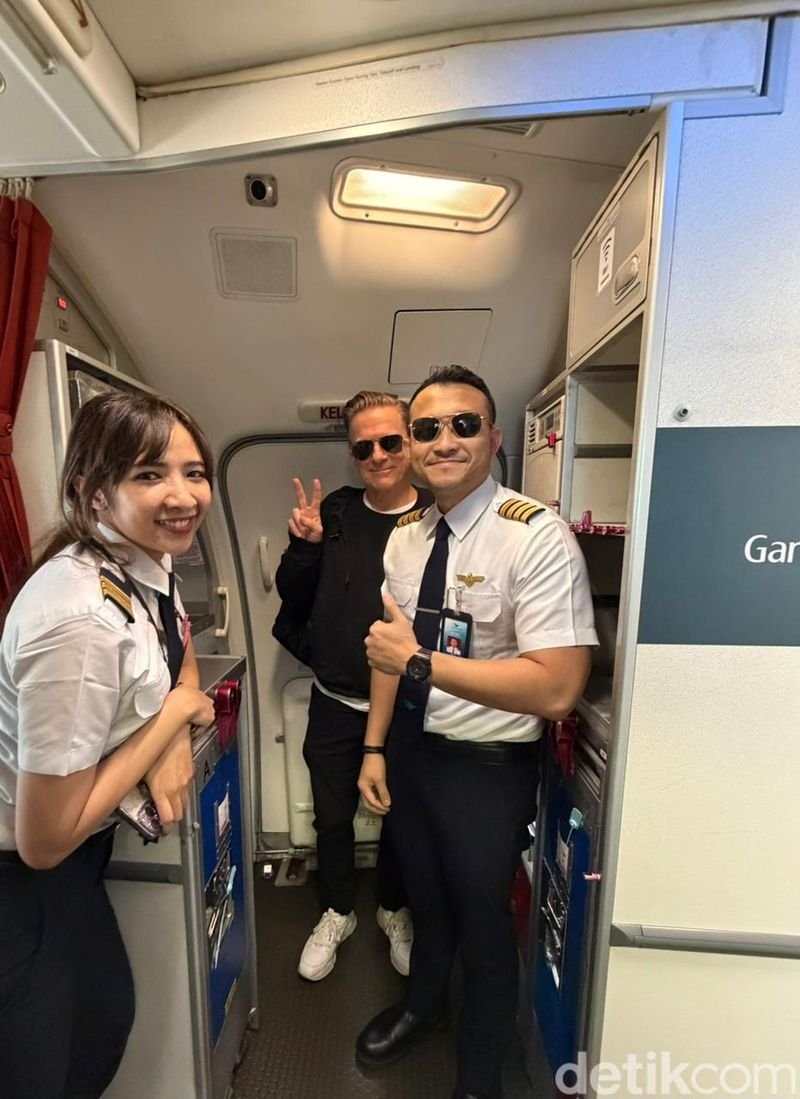 Pilot Garuda Tak Sadar Angkut Bryan Adams, Berujung Undangan Konser Gratis Pilot Garuda Tak Sadar Angkut Bryan Adams, Berujung Undangan Konser Gratis