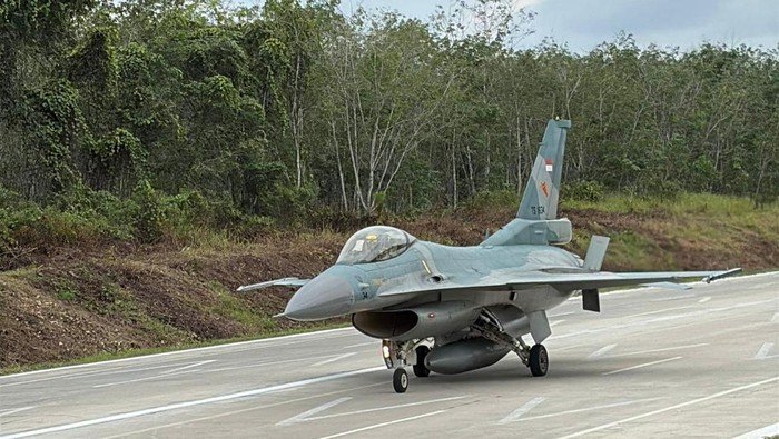 Jet Tempur Indonesia Mendarat Darurat di Tol Terpeka, Kenapa?