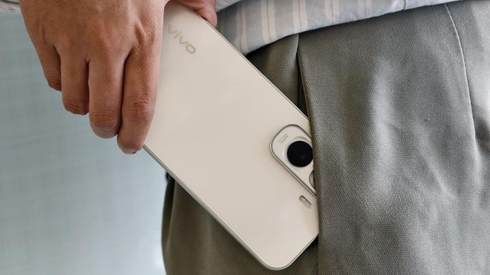 Vivo Y500 Resmi Meluncur di Indonesia, Usung Baterai 8.100 mAh dan Layar AMOLED 1,5K